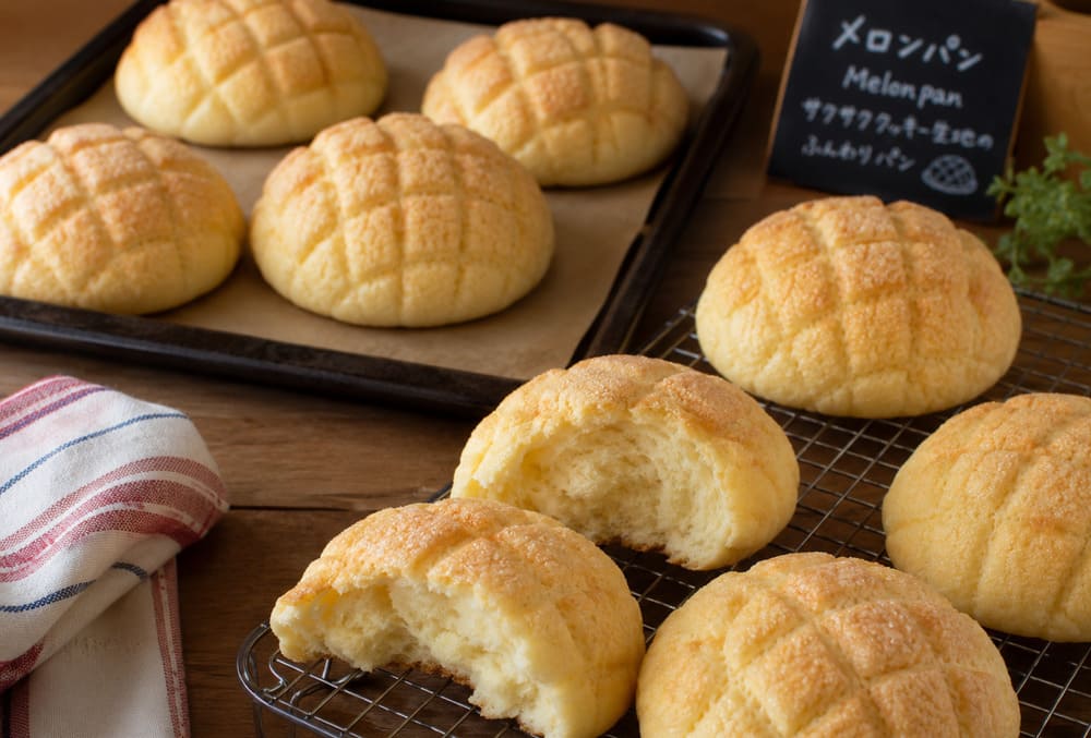 Melonpan cookie-crusted buns